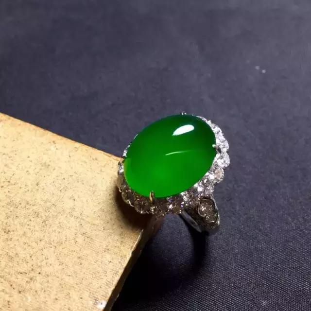 
                浅谈翡翠的“雕花”与“素身”，这是不一样的魅力
              第4张