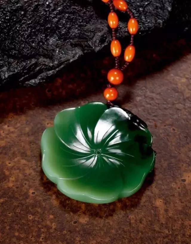 这种玉石30万一斤，价格5年涨20倍，颜色绿如春水…涨幅超过翡翠？  第5张