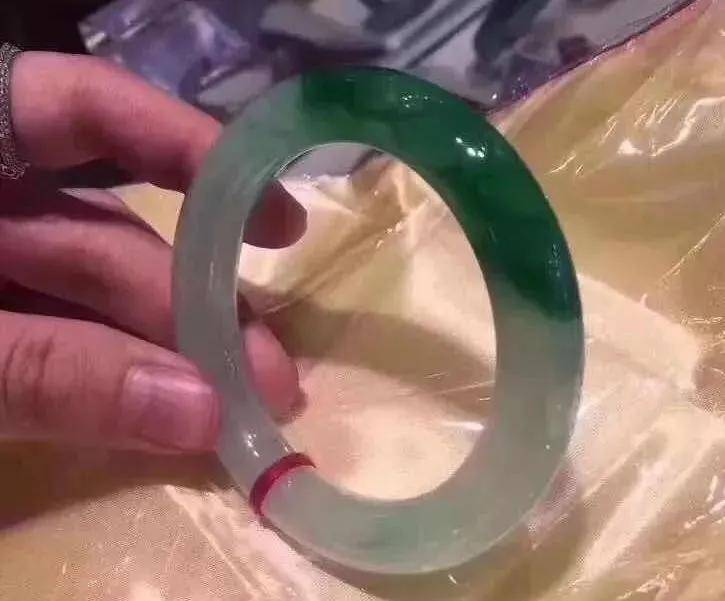 
                恃色行凶，有点颜色就了不起？
              第4张