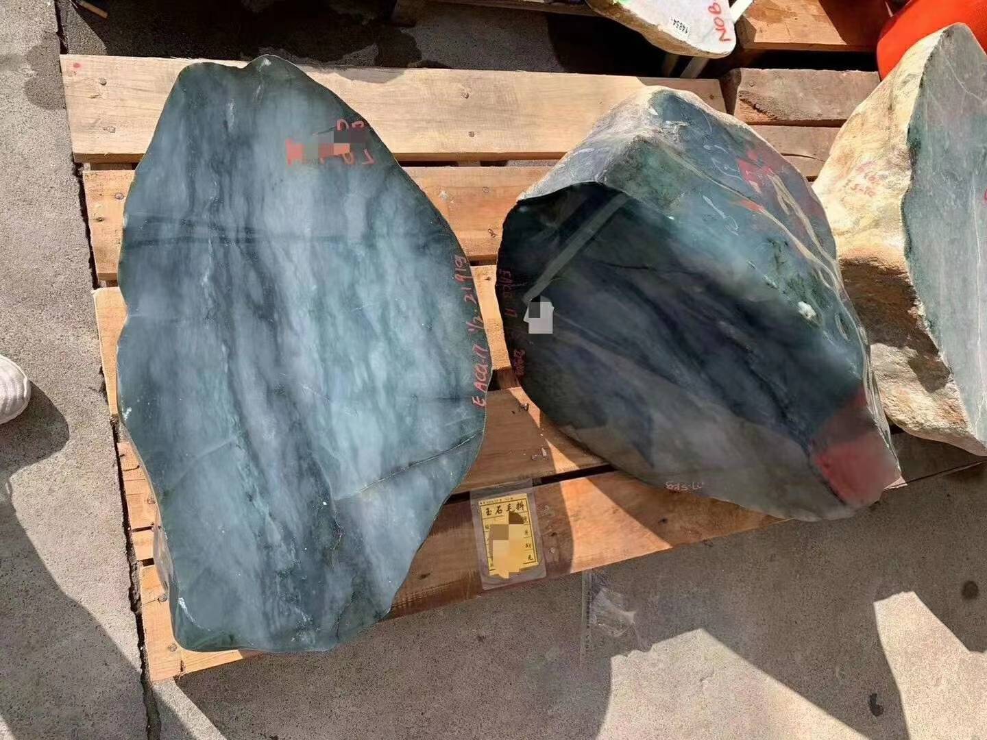 精品冰种翡翠原石图片见过翡翠公盘毛料出货，还觉得价格高吗  第1张