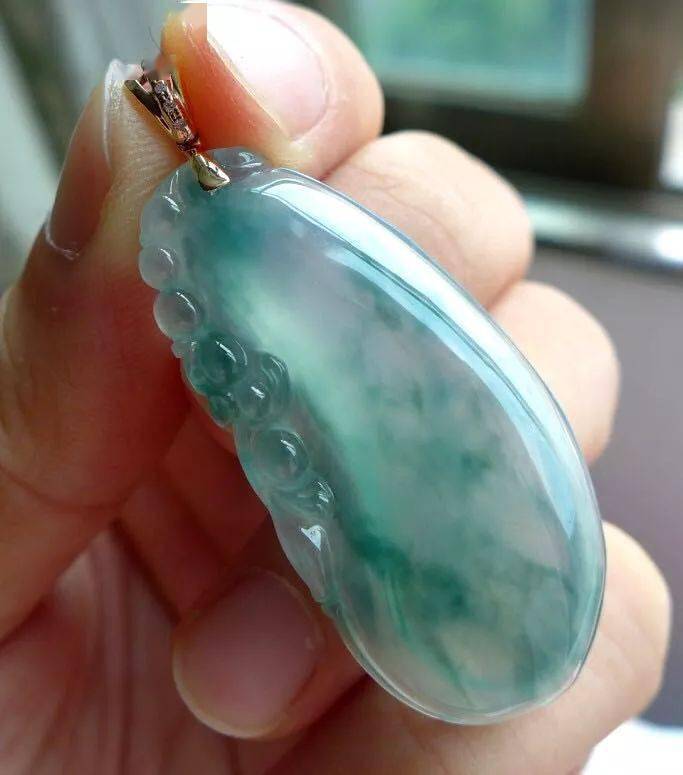 5000买下一块全身绿花的翡翠原石，雕琢完成后大家加倍抢着要！  第11张