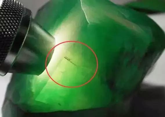 
                翡翠戒指磨花了怎么办？这有几个妙招
              第2张