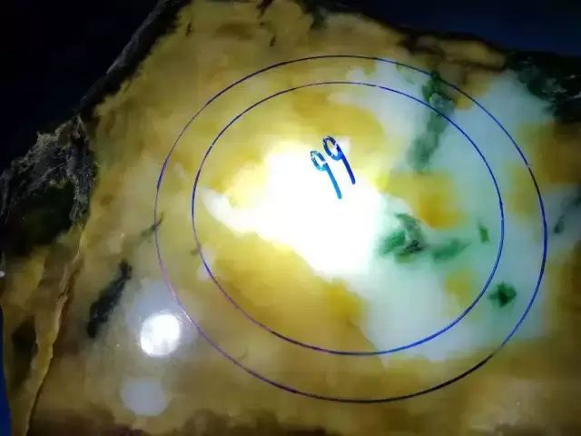 小万拿下莫西沙翡翠原石，一刀切出罕见的三彩翡翠，成品让人着迷  第3张