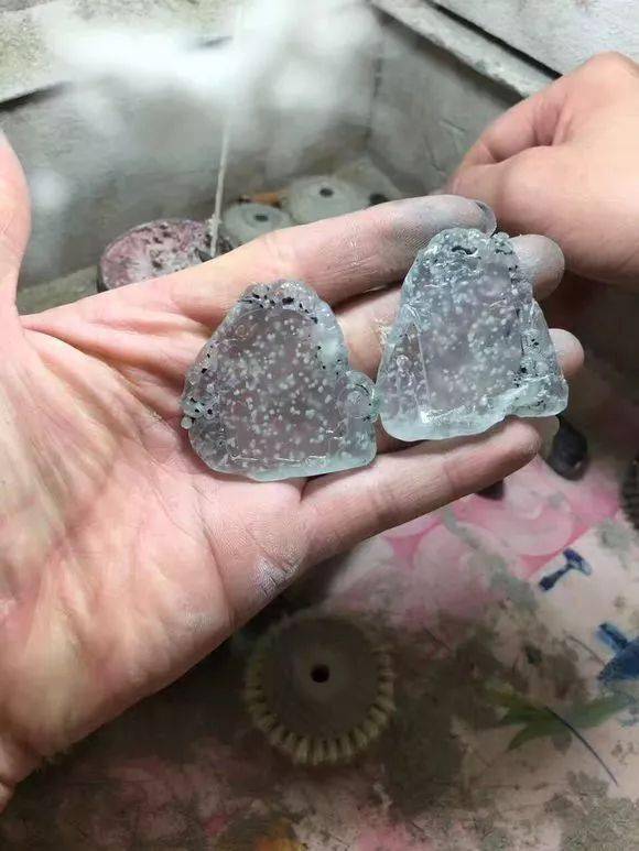 闲逛翡翠市场淘了一块玻璃种雪花棉，雕刻后价值更是翻倍！  第5张