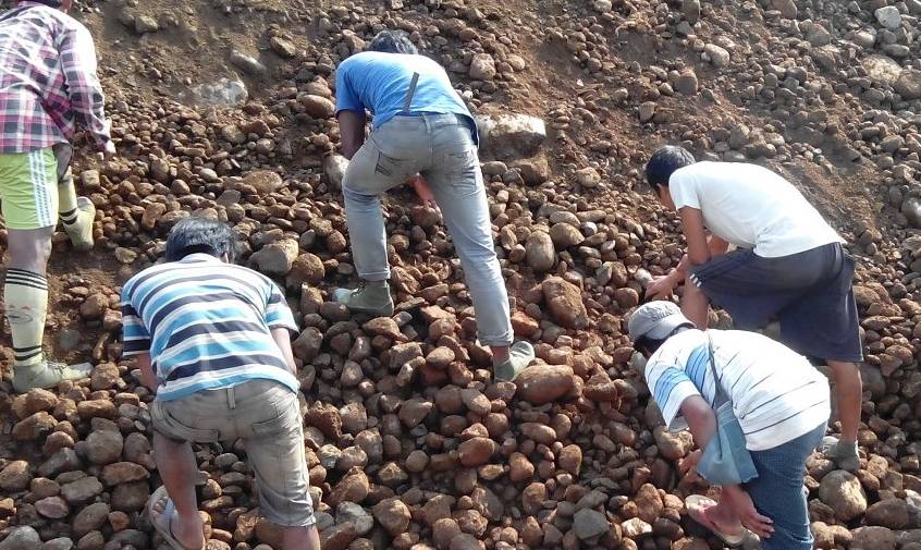 
                缅甸矿区的翡翠到底是怎样被挖出来的？老矿工道出心酸实情
              第3张