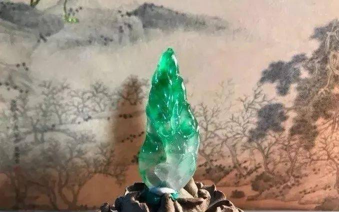 一块随形的翡翠明料，玉雕大师雕刻出来的作品栩栩如生，太逼真了！  第5张