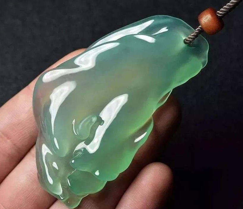 
                资深行家都偏爱于「素件翡翠」，那么雕工复杂的翡翠还能买吗？
              第8张