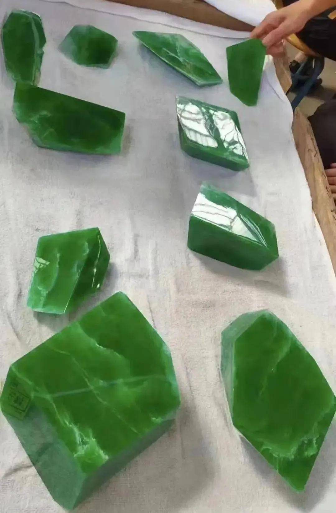 1.5亿帝王绿原石惊爆朋友圈！平洲公盘标王横空出世！  第1张