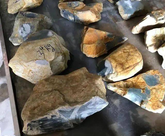 警惕，这种料子靠冒充翡翠还带证书、身价翻数倍，行家急眼了！  第3张