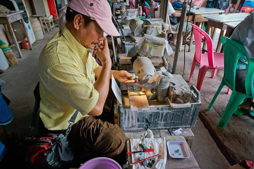 
                【震撼】揭秘缅甸超牛的翡翠市场，现场让你大开眼界！
              第3张