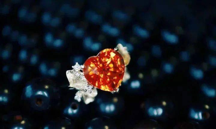 大牌新宠儿来袭，石榴石的新贵，拥有梦幻彩色的小众宝石！  第1张