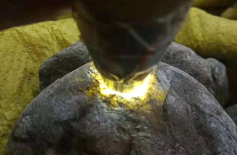 
                缅甸矿区的翡翠到底是怎样被挖出来的？老矿工道出心酸实情
              第4张