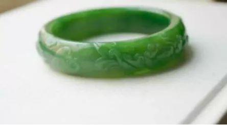 这款玉镯这么美，竟然没人戴？并非款式不好，只怪种水太差！  第8张
