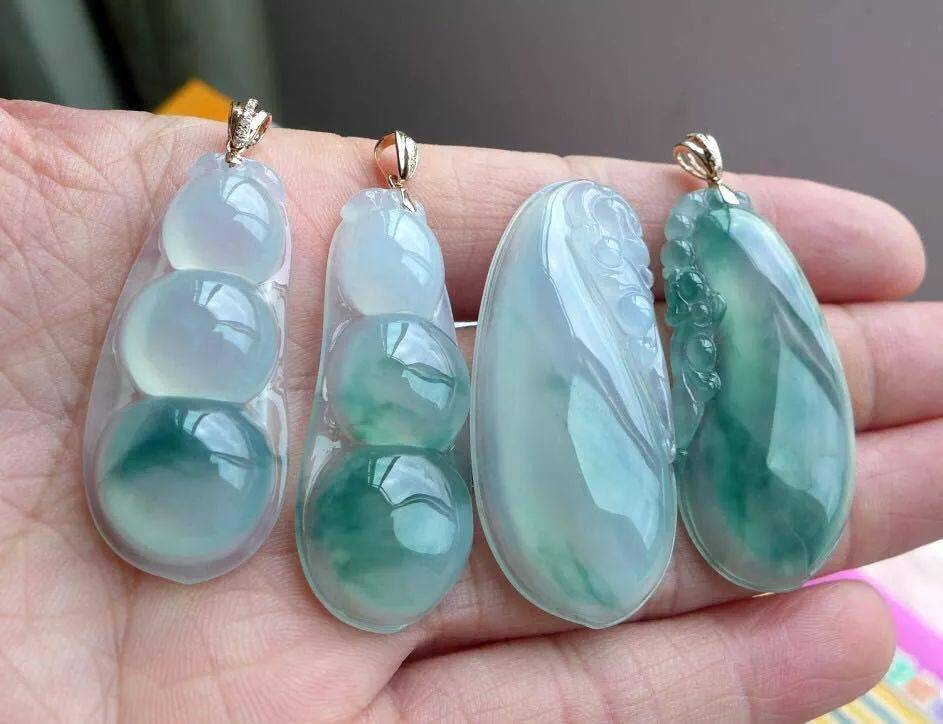 5000买下一块全身绿花的翡翠原石，雕琢完成后大家加倍抢着要！  第10张