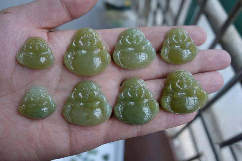 捡漏到一块不起眼的翡翠原石，竟切一堆黄翡弥勒佛，心里美滋滋的！  第7张