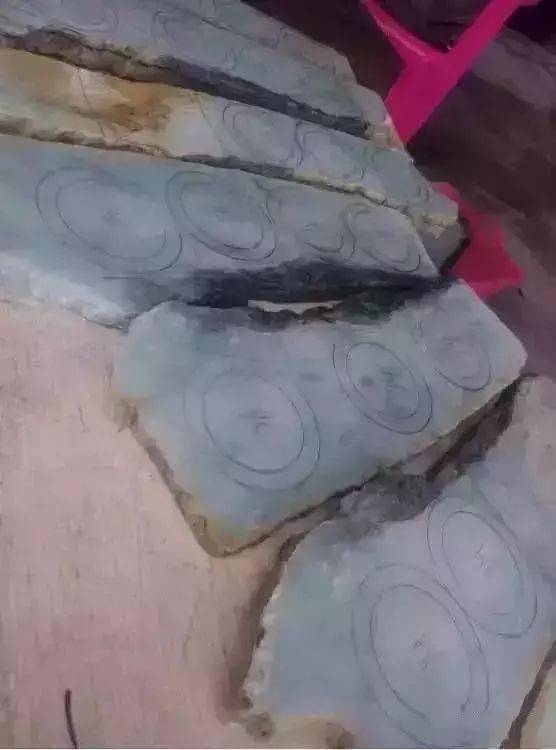 详细解析翡翠原石如何切才能达到利益最大化  第6张