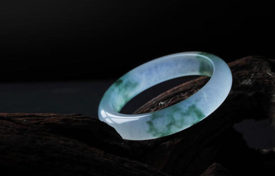 怪不得那么多女性喜欢翡翠手镯，原来它寓意那么多  第2张