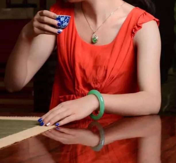 女人心中都少不了一支手镯，翡翠成了她们的护身符！  第6张