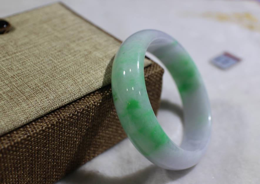 翡翠都蕴含着特有的吉祥寓意，送翡翠手镯有什么寓意？  第5张