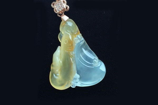 翡翠吊坠有证书吗  第2张