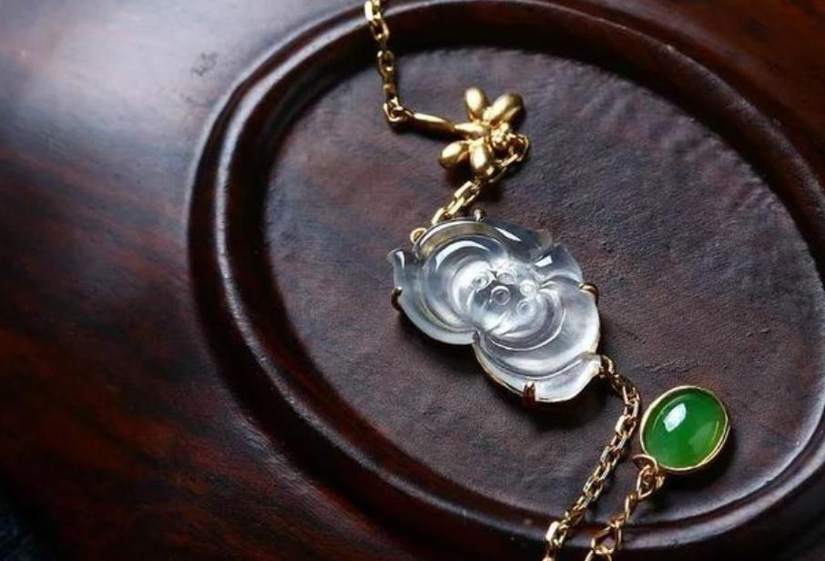 为什么古人喜欢以“莲”永志？翡翠莲花的寓意你知道吗？  第5张