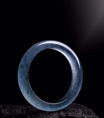 翡翠都蕴含着特有的吉祥寓意，送翡翠手镯有什么寓意？  第2张