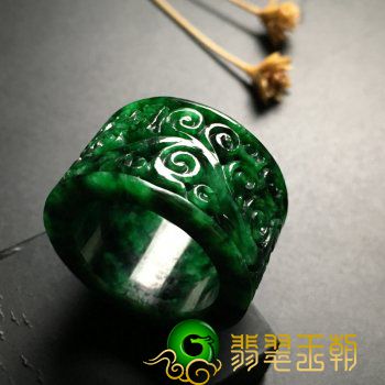 关于清朝翡翠扳指由来的典故 想入手玉扳指你需要这么戴 