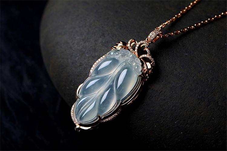 你们觉得冰种翡翠带底色好吗？如何评判冰种翡翠的好与坏？   第1张