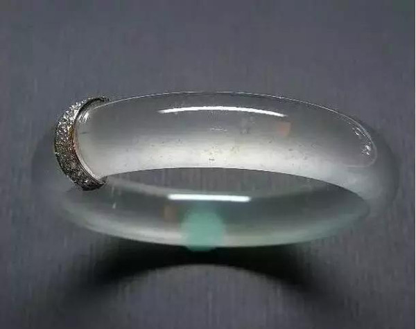 
                翡翠玉镯断了怎么办，这些方法让玉镯更美
   第6张