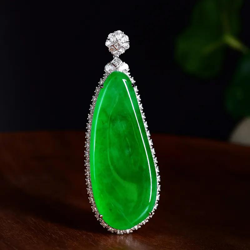 
                帝王绿翡翠和阳绿翡翠的区别
   第1张