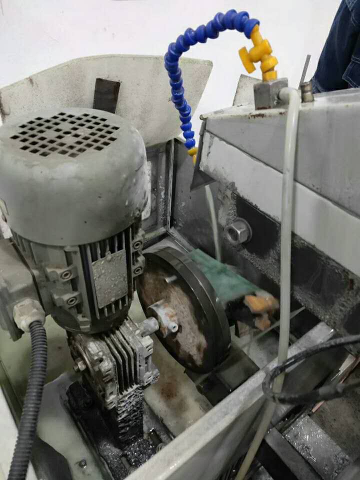 
                从原石到成品，了解翡翠平安扣的制作过程，虽朴实却有深刻寓意！
   第4张