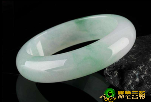 糯冰种翡翠手镯的价位高吗？来看看你买贵了没有！   第2张