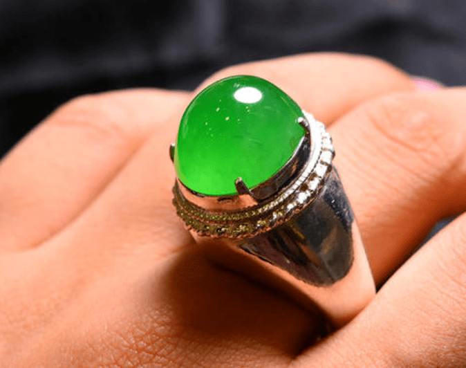 
                精品翡翠蛋面难得一见，最好的叫翡翠之眼！
   第1张