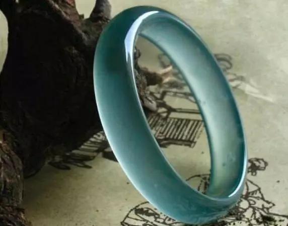 素面和雕花翡翠,谁略胜一筹?
第1张