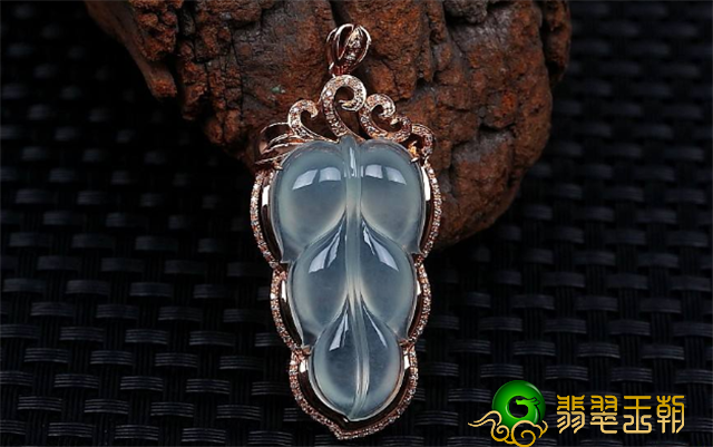 翡翠冰种翡翠小挂件有什么特点？购买它时必须注意什么？   第1张