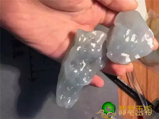 每个人都要想翡翠冰种，实际上冰糯种也很漂亮，看一下这两块料子就了解   第1张