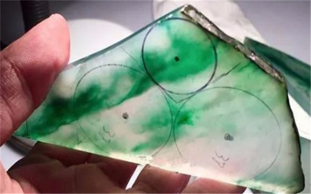 
                翡翠加工的详细步骤，翡翠制作成饰品讲究有多复杂？
   第3张