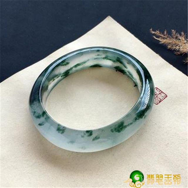 怎样选择翡翠飘花镯子?看本人喜爱就可以! 第1张