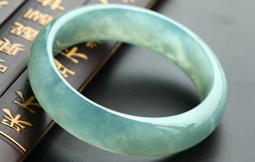 翡翠手镯，是紧了好还是松了好？我们到底要怎么戴手镯？   第2张