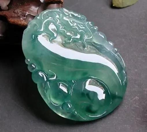 
                翡翠鉴定真假的3个初级方法，学会了你才算入门
   第2张