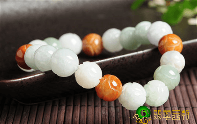 翡翠手串价格贵吗？这样挑选准没错！   第2张
