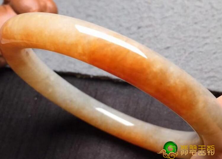 鲜红色翡翠手镯价格高吗？为什么说“千翠容易得到，一翡难寻”？   第1张