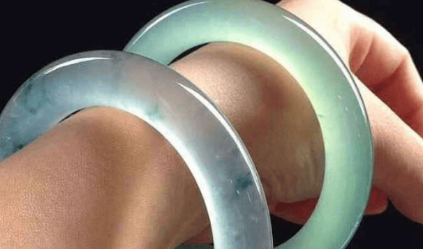 
                晴水翡翠手镯多少钱？哪里买晴水翡翠比较靠谱？
   第2张