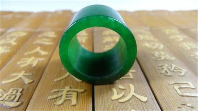 翡翠扳指价格高吗？讲一讲翡翠扳指的小知识！（上）   第1张