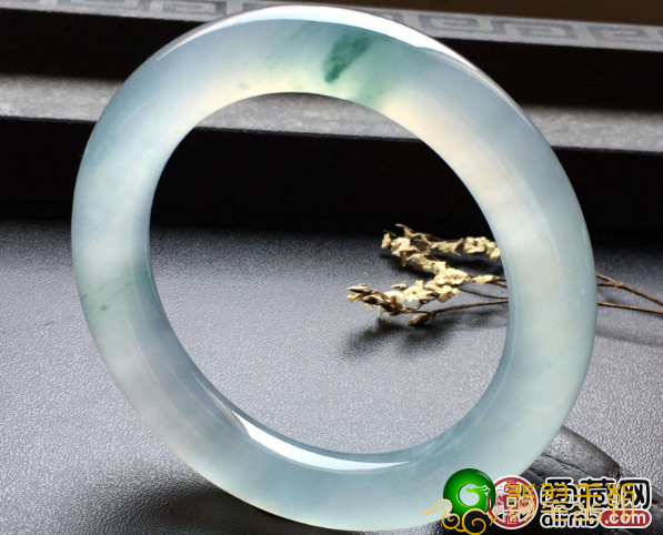 翡翠镯子是椭圆型好還是环形好 椭圆型翡翠手镯价格怎样   第1张