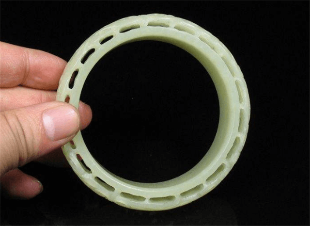什么是镂空工艺？镂空和田玉手镯好不好？   第3张