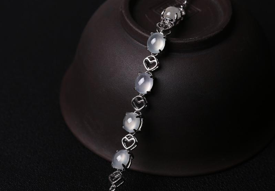 翡翠手链镶嵌款式有哪些？如何正确保养它很重要！   第2张