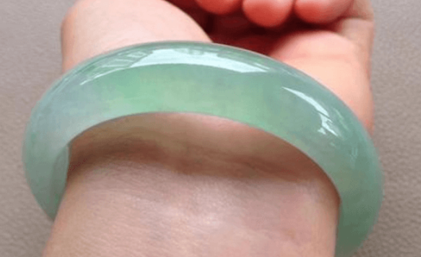 
                晴水翡翠手镯多少钱？哪里买晴水翡翠比较靠谱？
   第3张