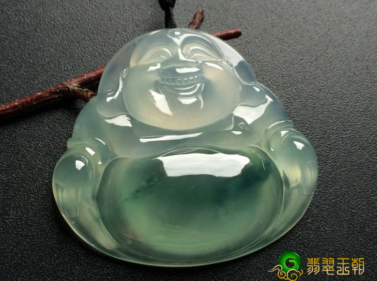 在选择翡翠玉佛的情况下，要是留意看这几个方面，确保给你选到最极致的玉佛。   第1张
