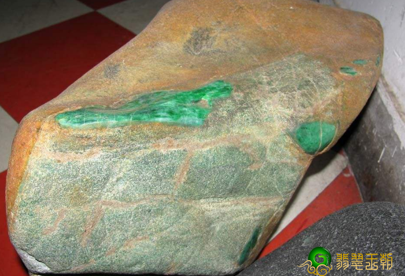 翡翠翡翠原石具备十分高的赏析使用价值，项目投资翡翠翡翠原石要注意什么？   第2张